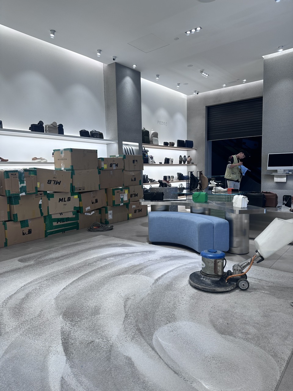 VỆ SINH TRUNG TÂM THƯƠNG MẠI