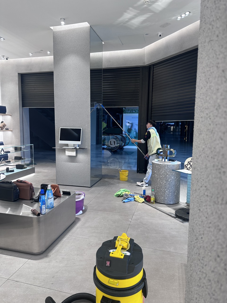 VỆ SINH KÍNH MẶT TRONG 