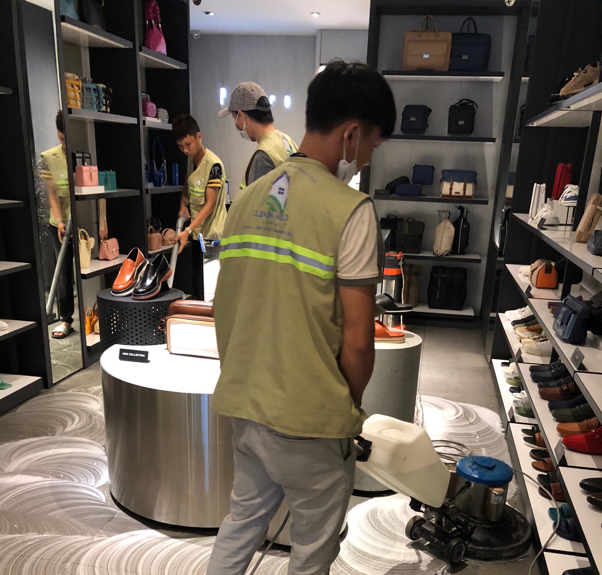 VỆ SINH TRUNG TÂM THƯƠNG MẠI